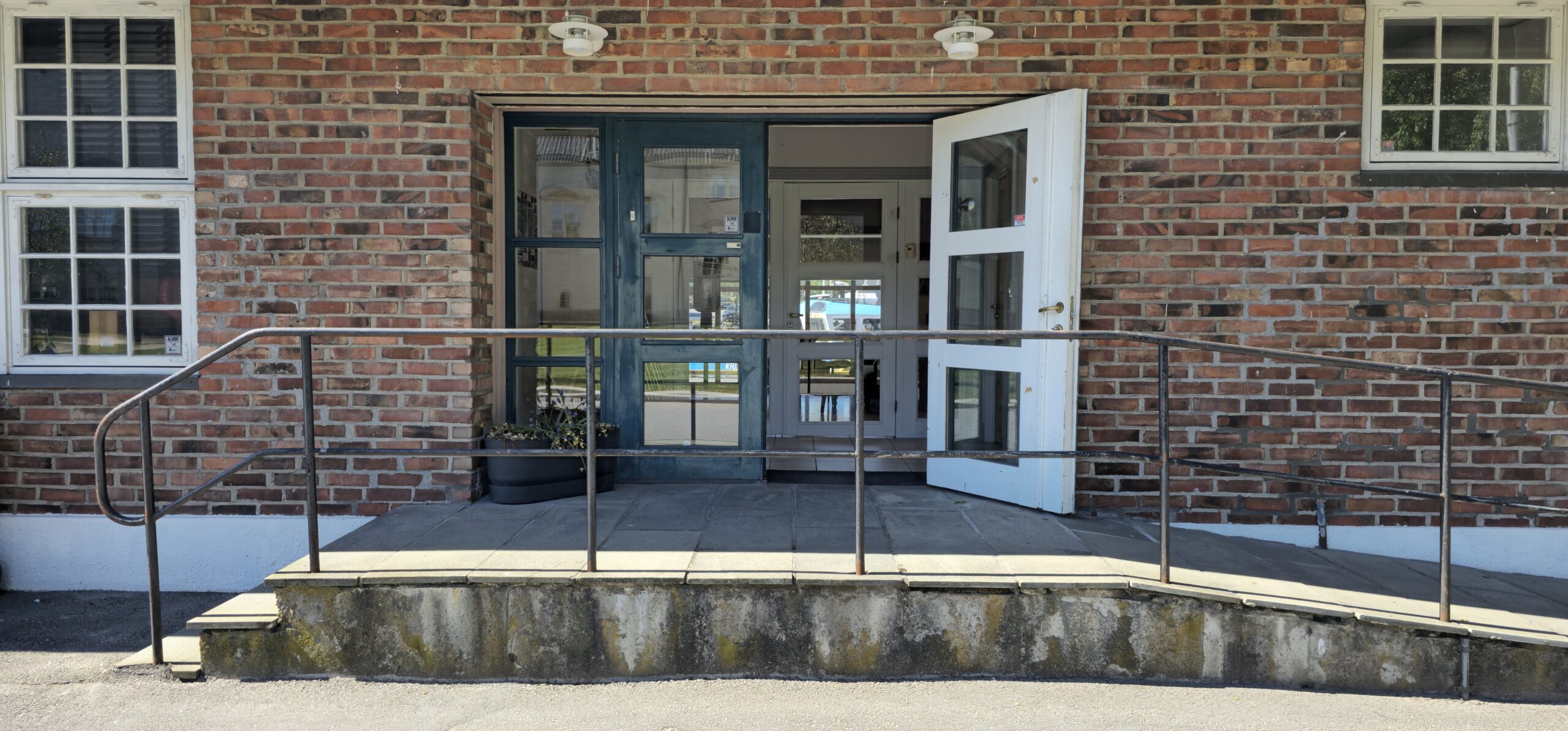 Om oss - Inngangsparti på HUB Phønix